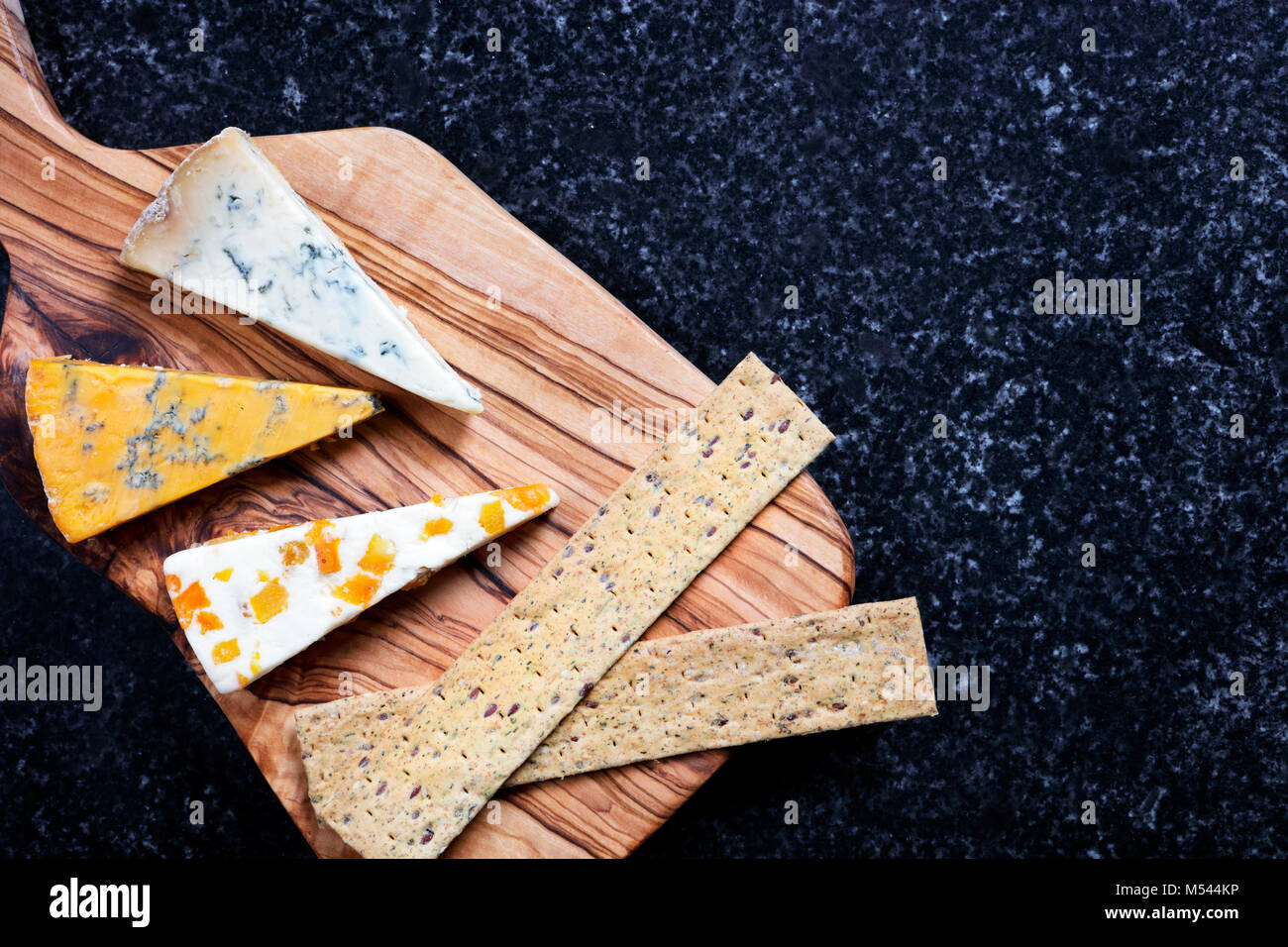 Alimentation - bleu foncé et bleu fromages Stiltons Shropshire sur une carte en bois d'olivier Banque D'Images
