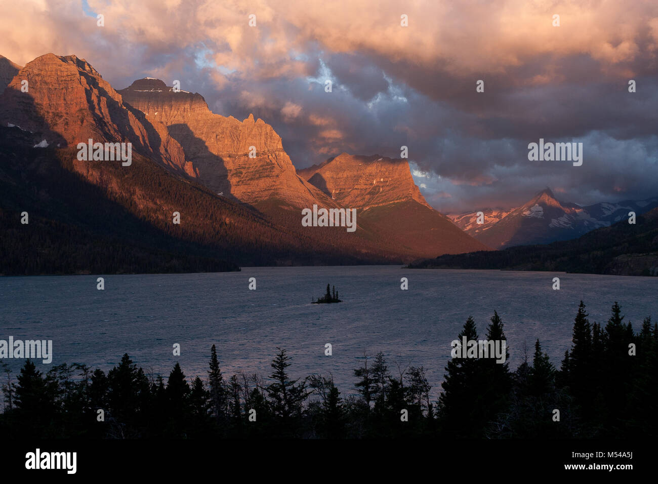 Sous des montagnes Le lac au lever du soleil Banque D'Images