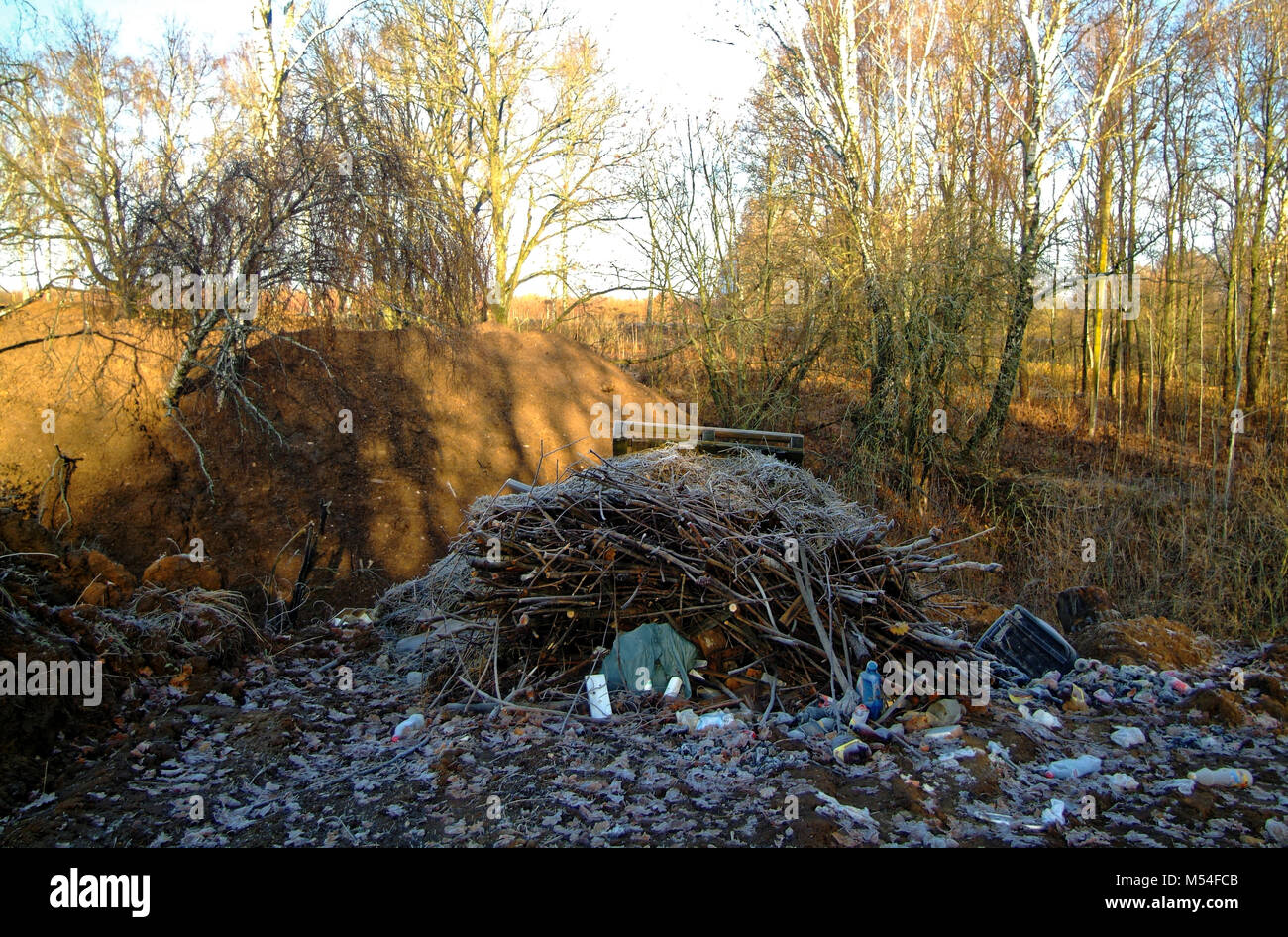 Mise en décharge des déchets ménagers en hiver dans les zones rurales, la Russie Banque D'Images