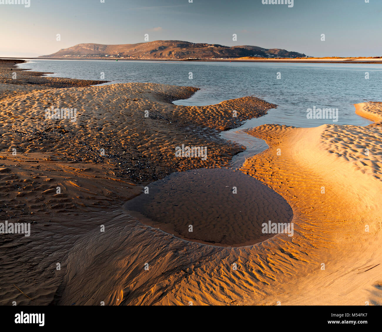 Piscines et les ondes à la plage de sable de Conwy Morfa sur la côte nord du Pays de Galles Banque D'Images