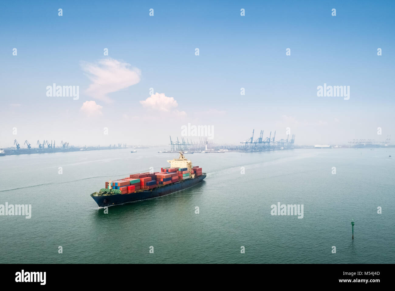 Container Ship sails sortir du port Banque D'Images