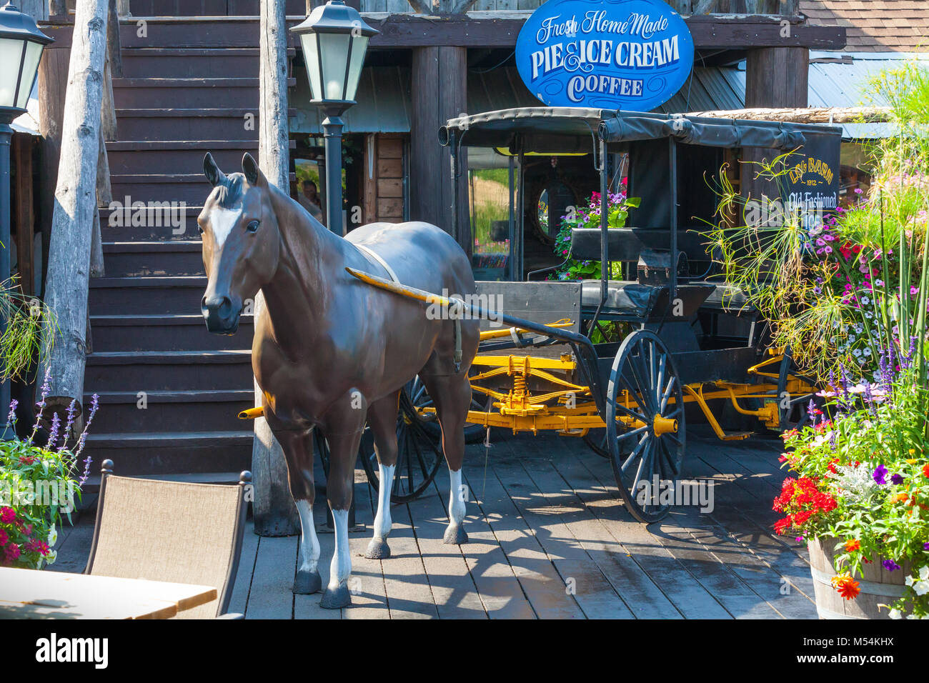 Log Barn 1912 Retour Roadside Attraction gig avec cheval Banque D'Images