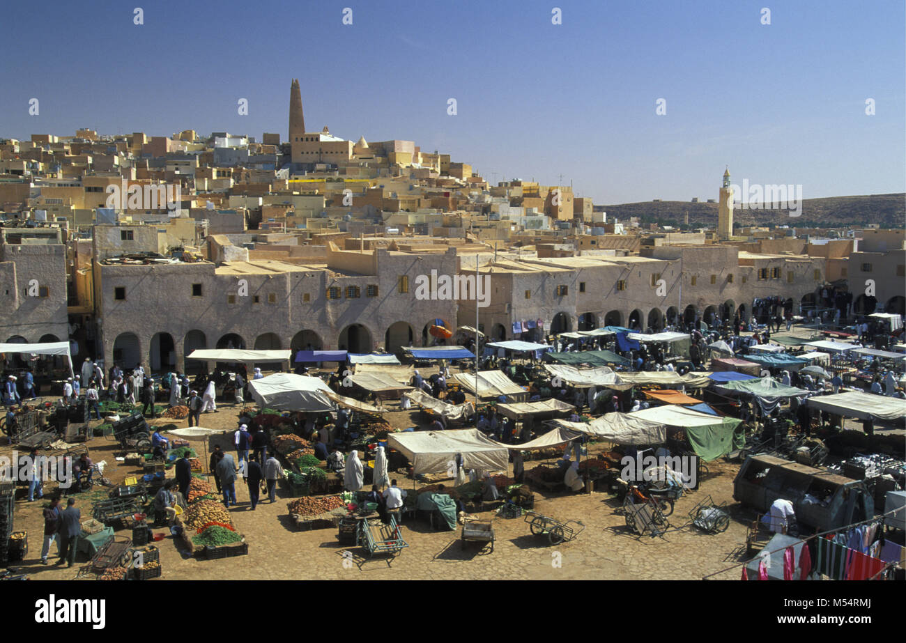 L'Algérie. Ghardaia. Vallée du M'Zab. Désert du Sahara. Oasis. Vue panoramique de marché. Patrimoine mondial de l'UNESCO Site. Banque D'Images
