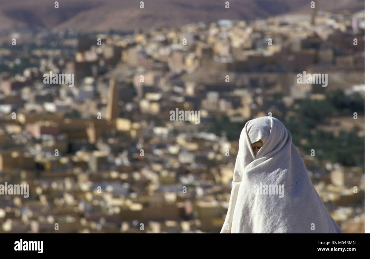 L'Algérie. Ghardaia. Vallée du M'Zab. Désert du Sahara. Oasis. Femme voilée dans le devant de l'hôtel de ville. Patrimoine mondial de l'UNESCO Site. Banque D'Images