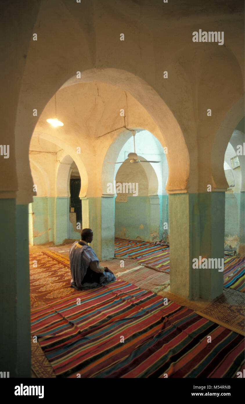 L'Algérie. Près de Temacine Touggourt. La Mer de Sable. Grand Erg Oriental. Sahara occidental. Oasis. L'homme de prier dans la mosquée. Banque D'Images