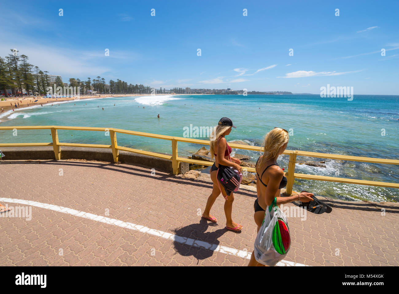 Deux femmes blonde en bikini sur la marche du sentier Manly Beach à Shelly  Beach, Sydney, Australie Photo Stock - Alamy