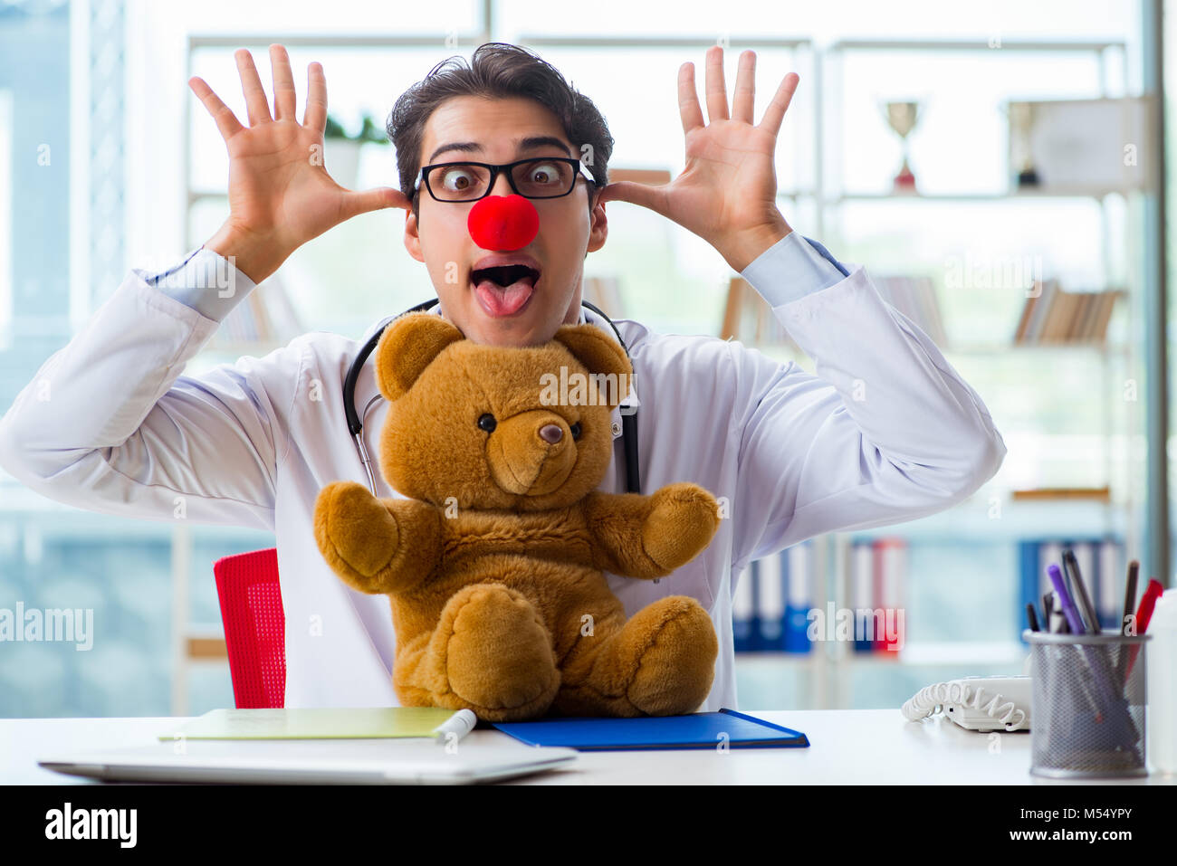 Le Pediatre Drole Avec Jouet Dans L Hopital Clinique Photo Stock Alamy