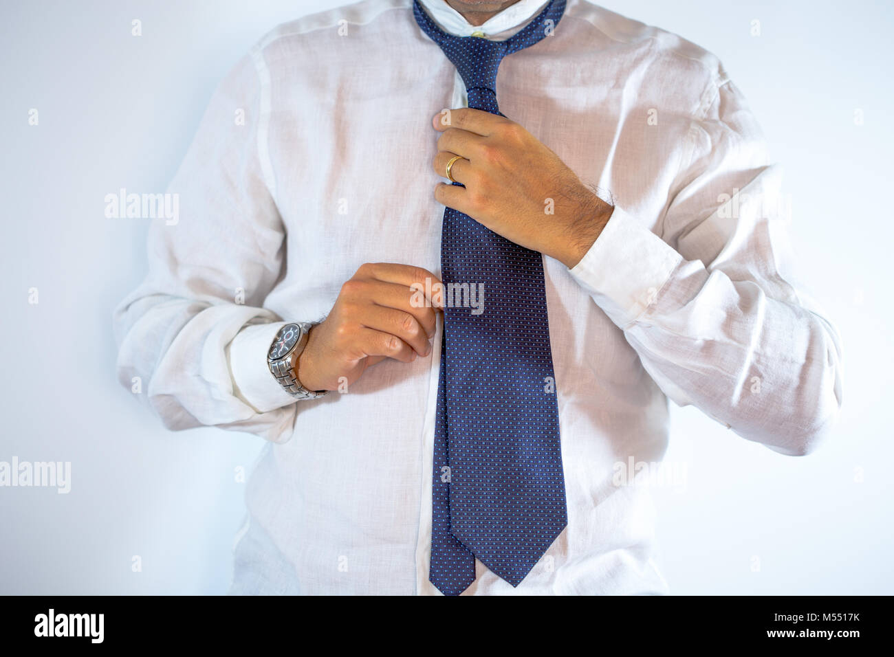 Les gens, les entreprises, la mode et les vêtements concept - close up de l'homme en s'habillant avec chemise et cravate de réglage sur le cou à la maison Banque D'Images