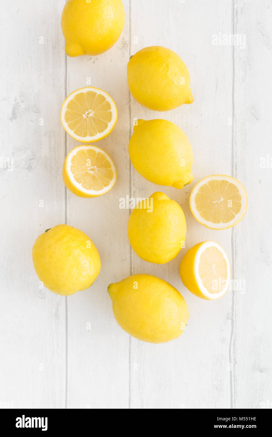 Composition de citrons sur fond de bois blanc. Vue d'en haut. Banque D'Images