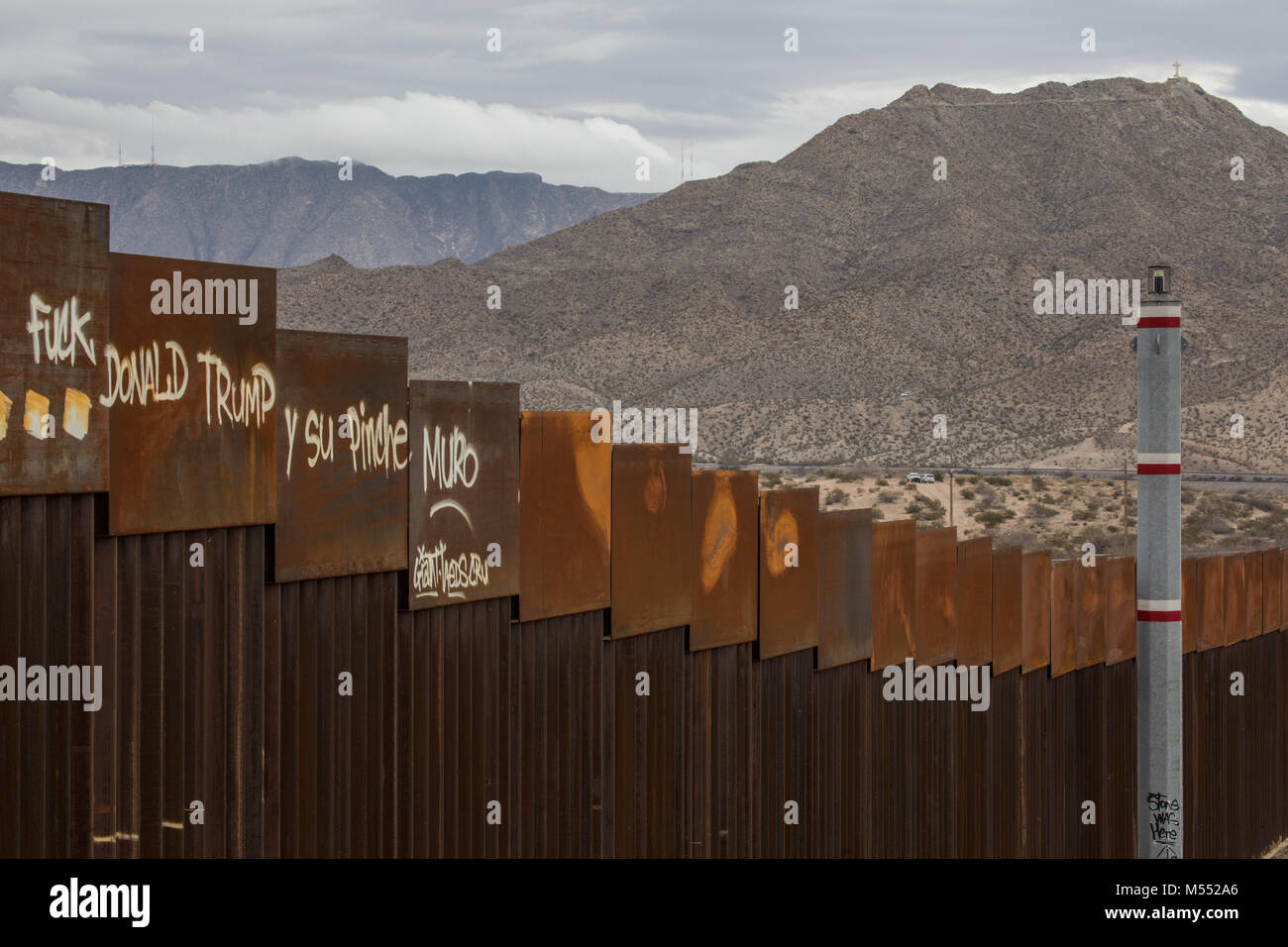 Anti-Trump côté mexicain de graffiti sur un mur à la frontière entre El Paso, Texas et Juarez, Chihuahua, 2018. Banque D'Images