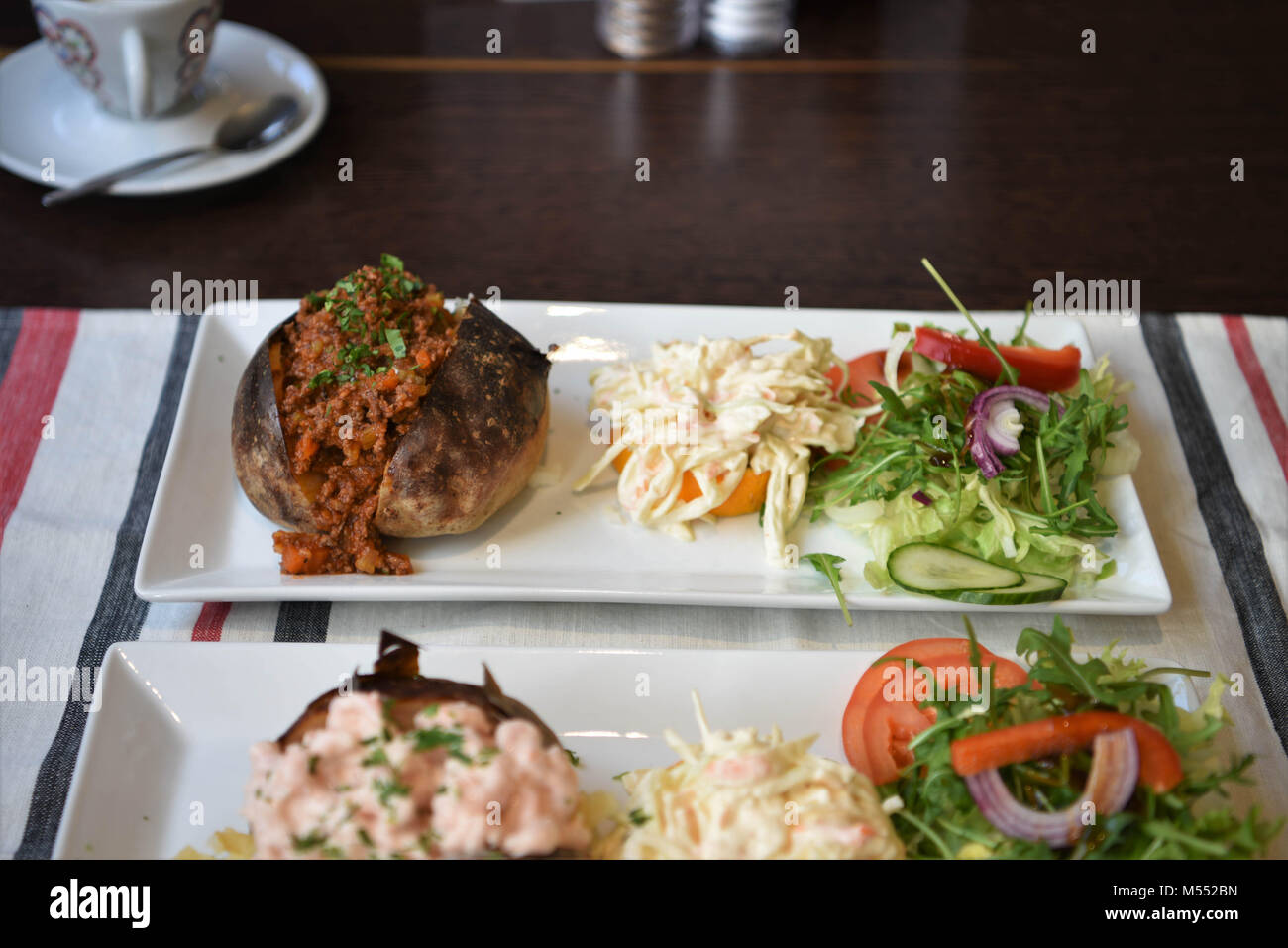 Déjeuner avec une veste et des pommes de terre au four la viande et la sauce bolognaise Banque D'Images