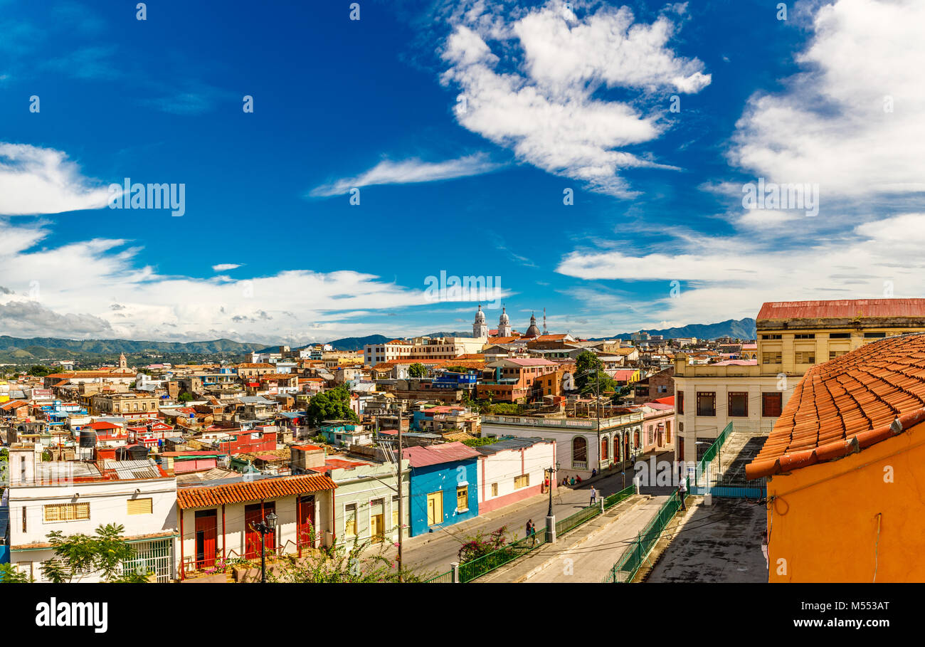 Panorama du centre-ville avec de vieilles maisons et de pauvres des bidonvilles de blocs, Santiago de Cuba, Cuba Banque D'Images