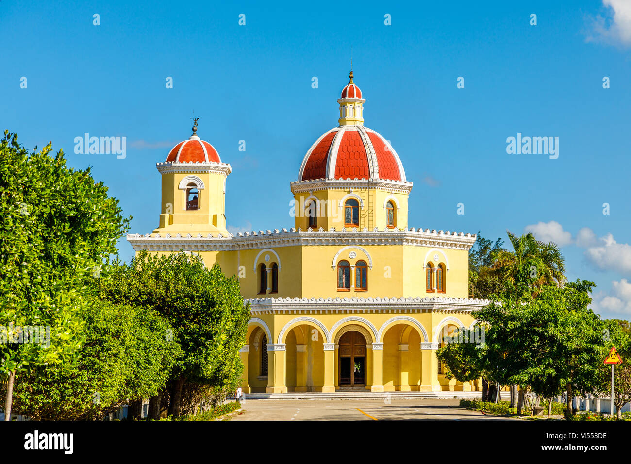 Chapelle du cimetière catholique de Christophe Colomb, avec road et allée de l'avant-plan, Vedado, La Havane, Cuba Banque D'Images