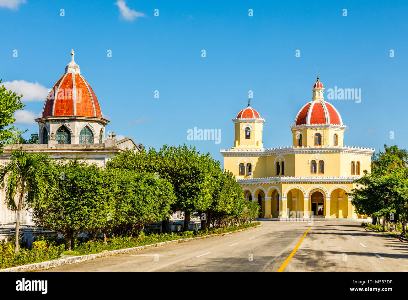 Chapelle du cimetière catholique de Christophe Colomb, avec road et allée de l'avant-plan, Vedado, La Havane, Cuba Banque D'Images