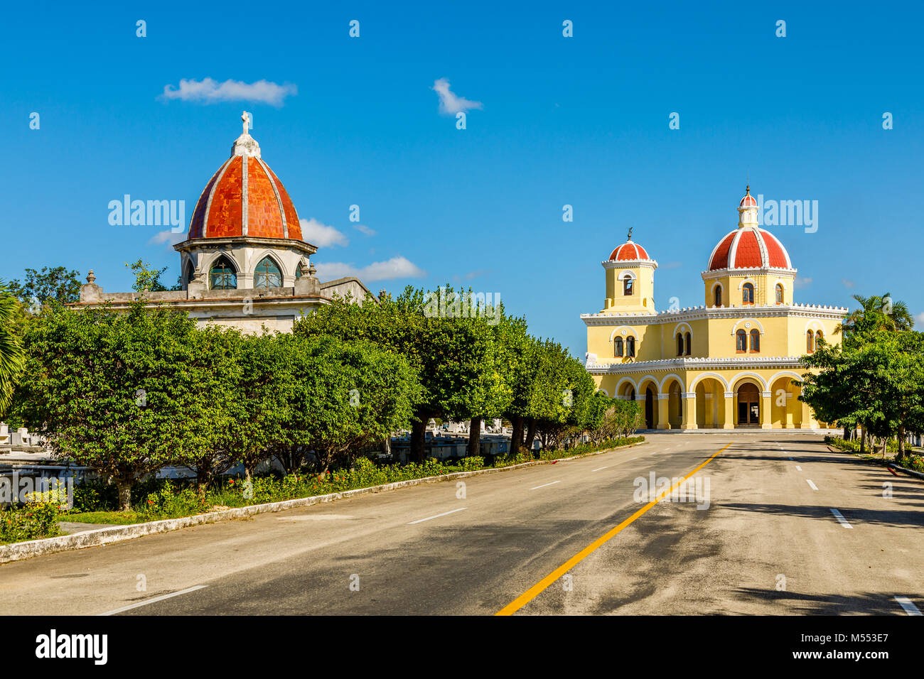 Chapelle du cimetière catholique de Christophe Colomb, avec road et allée de l'avant-plan, Vedado, La Havane, Cuba Banque D'Images