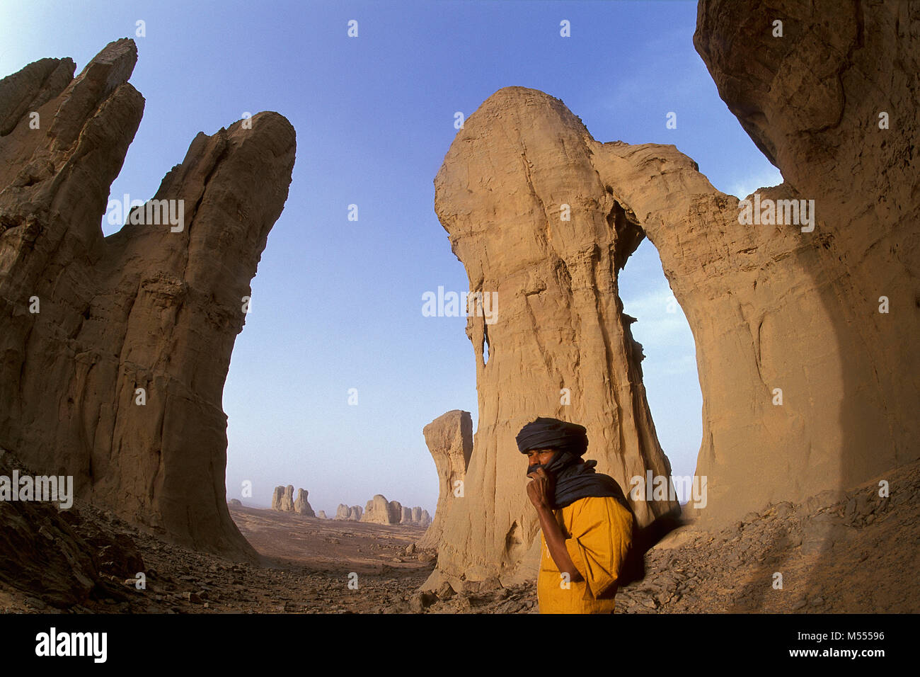 L'Algérie. Près de Tamanrasset. Le Tassili du Hoggar. Désert du Sahara. L'homme de tribu touareg entre les rochers. Banque D'Images