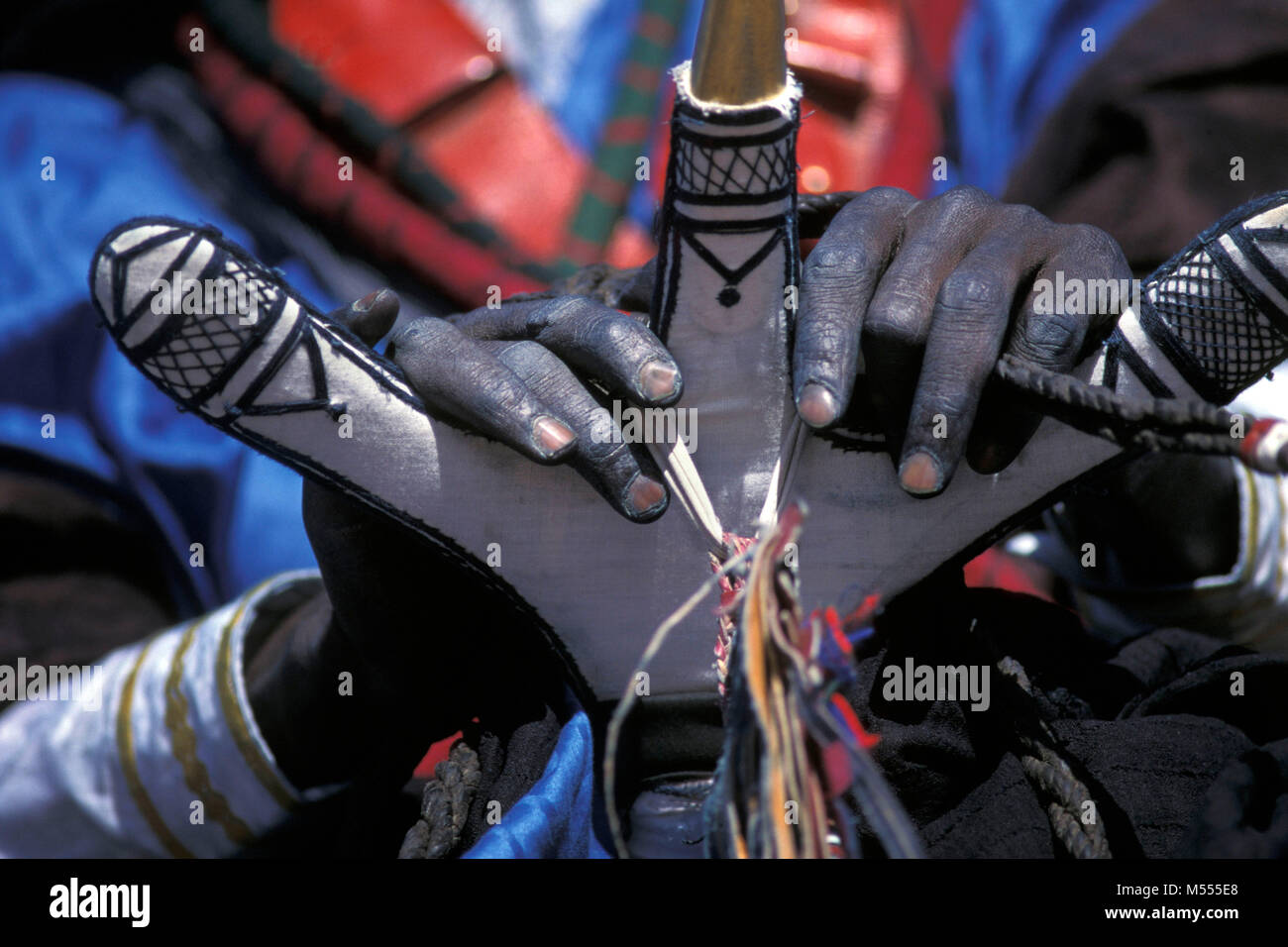 L'Algérie. Près de Tamanrasset. Désert du Sahara. L'homme de tribu touareg sur selle de chameau pendant l'springfestival TAFSIT ou. Banque D'Images