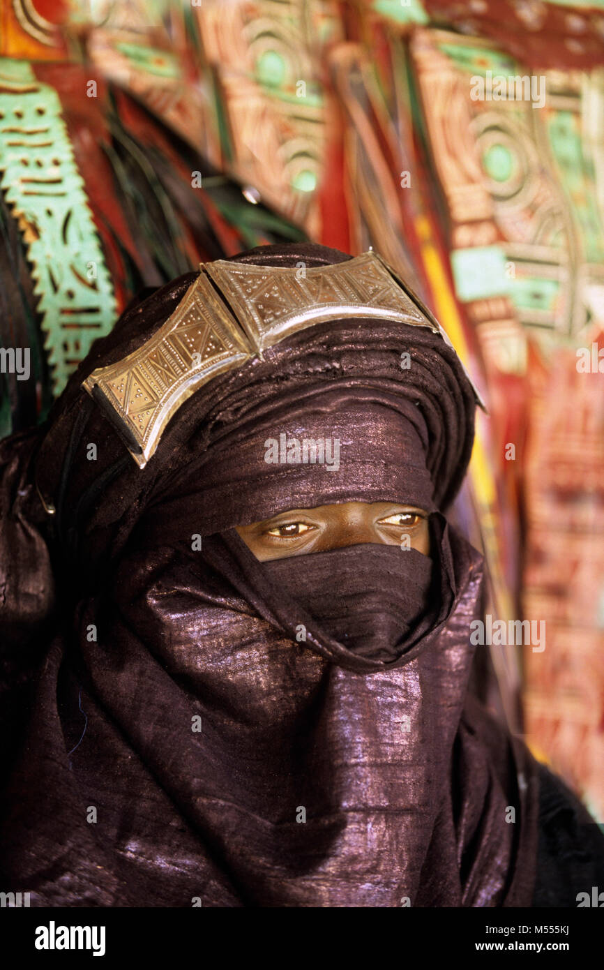 L'Algérie. Tamanrasset. Désert du Sahara. Portrait de l'homme de tribu touareg au cours de l'springfestival TAFSIT ou. Turban bleu indigo. Banque D'Images