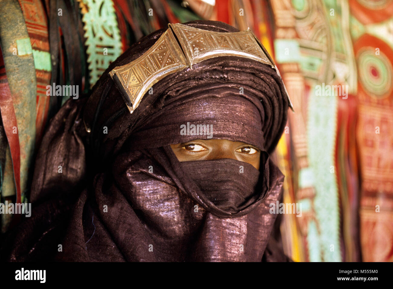 L'Algérie. Tamanrasset. Désert du Sahara. Portrait de l'homme de tribu touareg au cours de l'springfestival TAFSIT ou. Turban bleu indigo. Banque D'Images