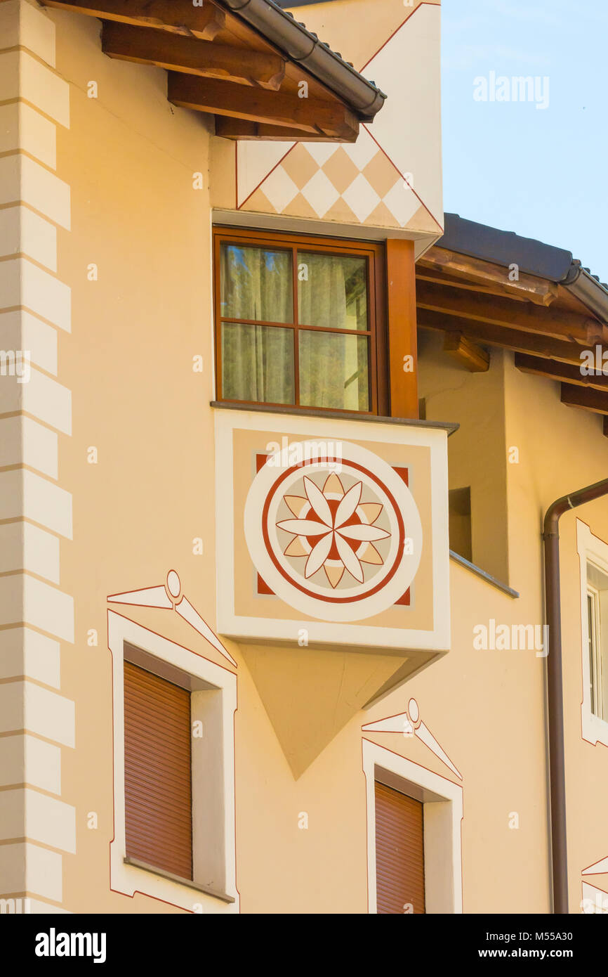 Façade d'une maison typique des Alpes italiennes Banque D'Images