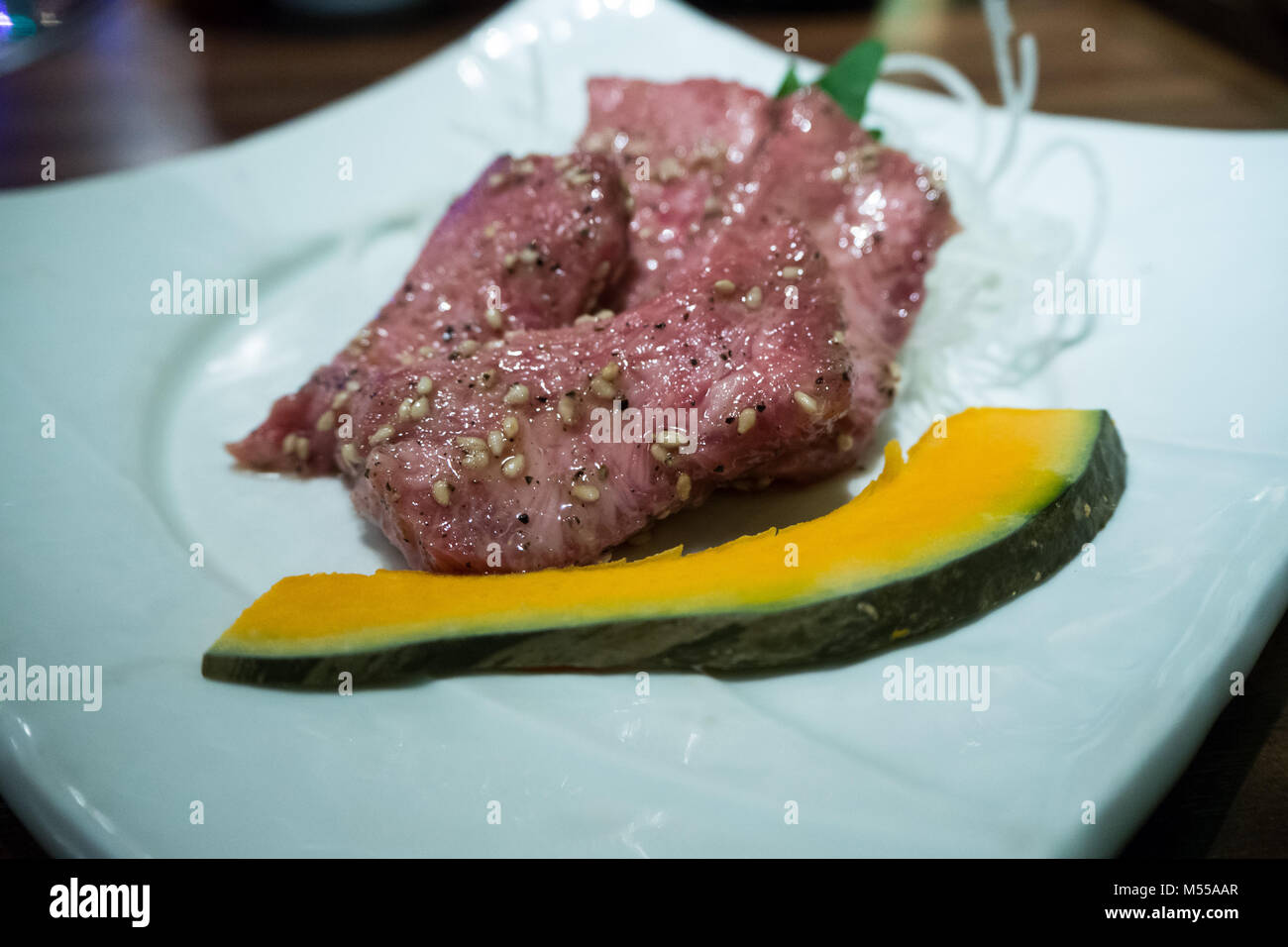 Langue de boeuf cru d'une vache wagyu japonais servi sur un plat Banque D'Images