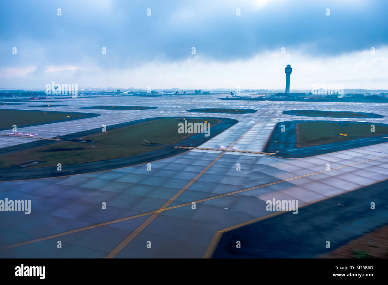 L'atterrissage à l'aéroport de washington dc par temps de pluie Banque D'Images