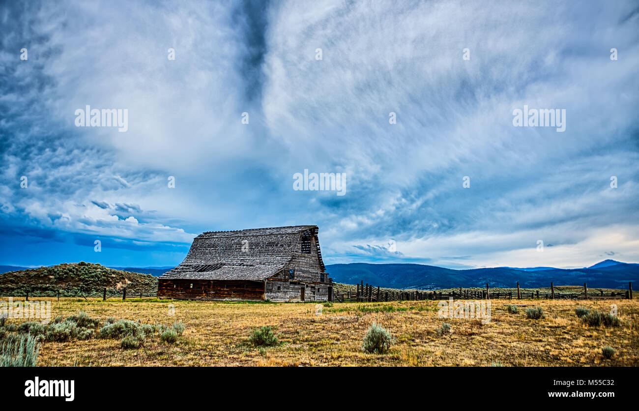 Ancienne grange en bois dans les montagnes du Montana Banque D'Images