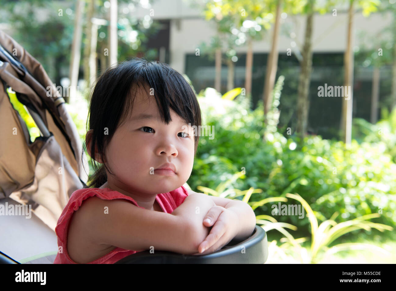 L'enfant dans la poussette fille asiatique Banque D'Images