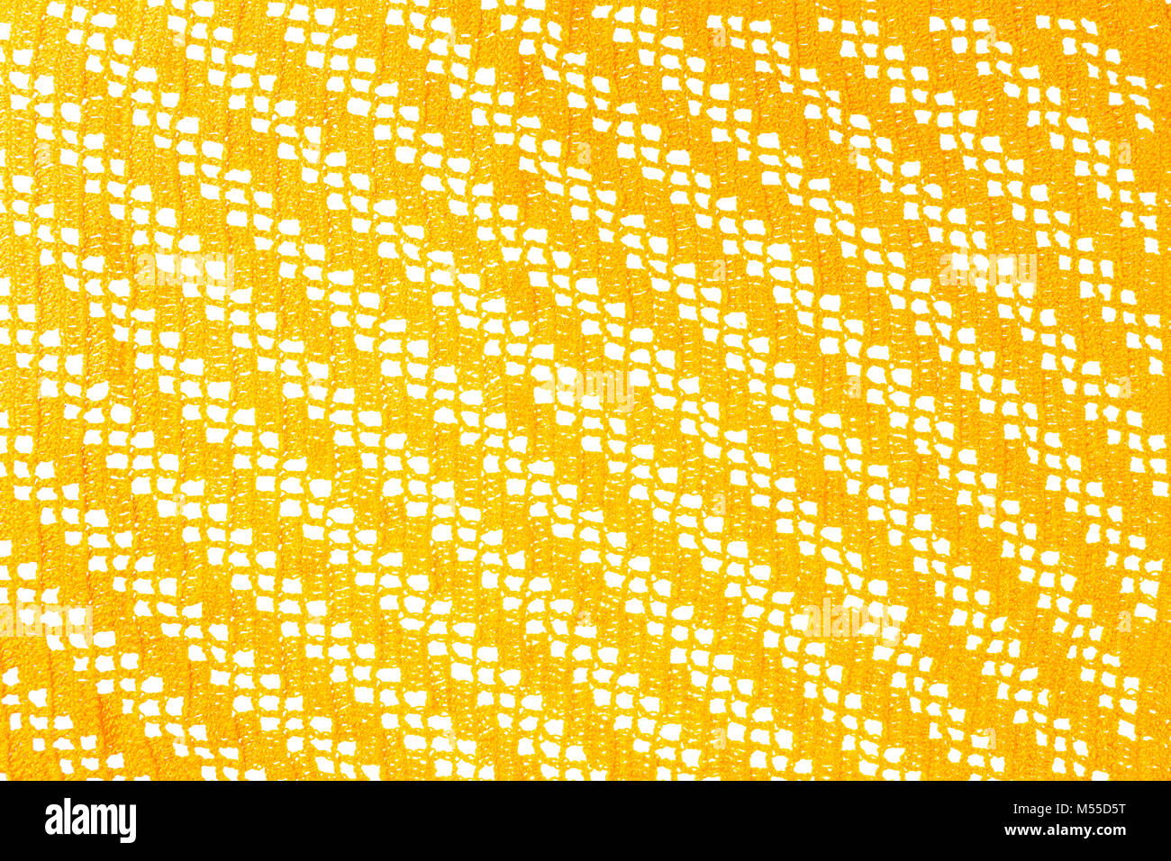 Tricoté jaune texture serviette isolé sur fond blanc Banque D'Images