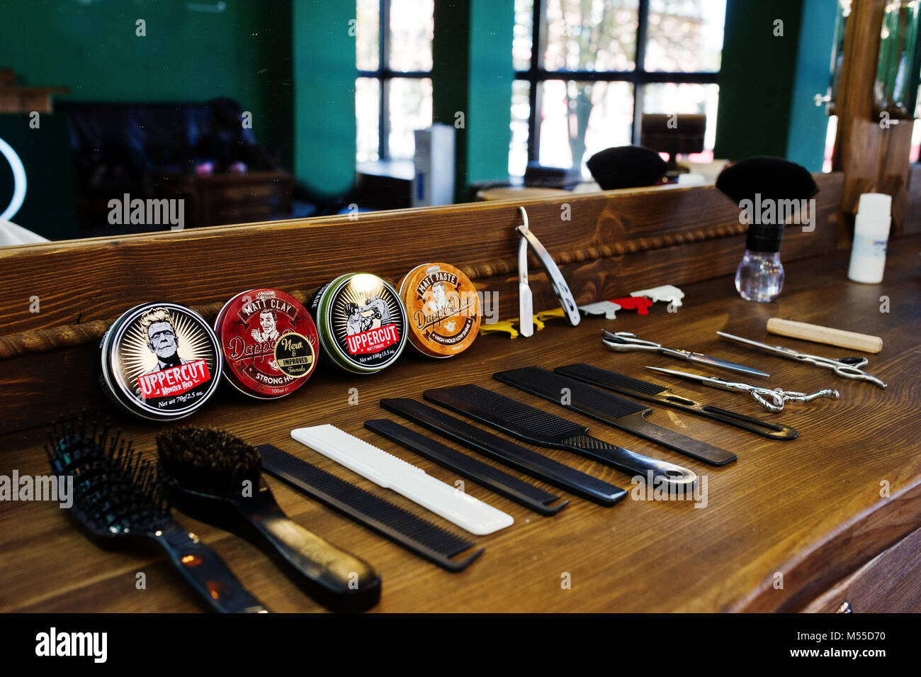 Hai, l'Ukraine - 08 novembre, 2017 : Dapper Dan et Upperut ou cires cheveux argiles ou les pommades, les peignes et ciseaux sur la surface en bois dans ce type. Banque D'Images