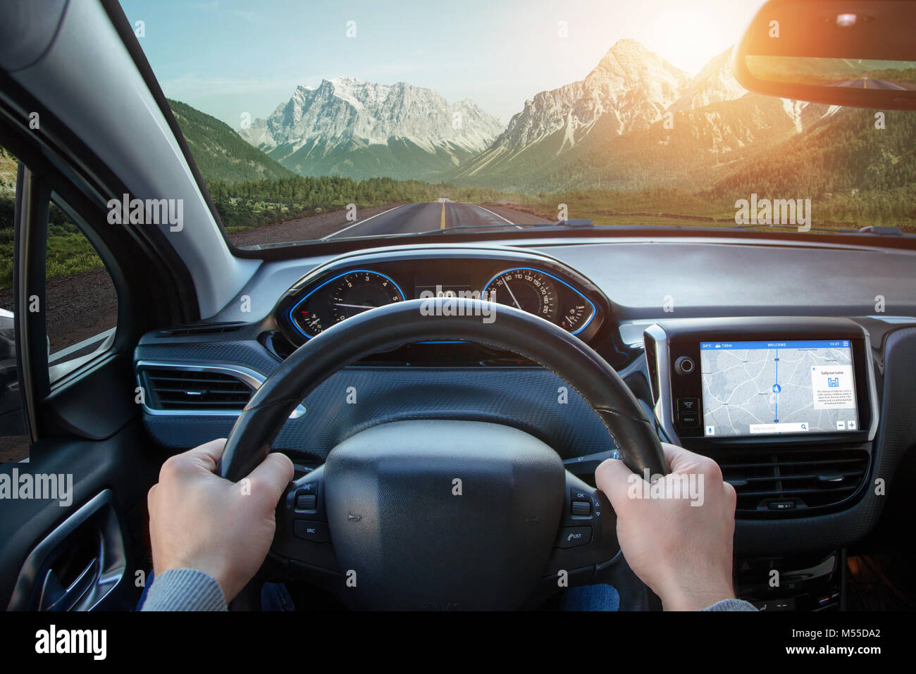 Voiture relaxant à travers les régions montagneuses. Une vue de l'angle du conducteur à l'intérieur de voiture et la route. Banque D'Images