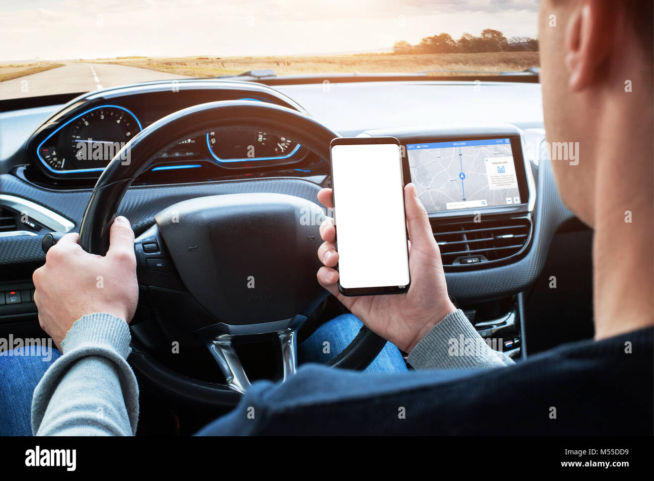 Utilisation du pilote smart téléphone en conduisant. Isoalted écran pour la promotion de l'app. Location de voiture avec l'intérieur moderne d'affichage avec la navigation. Banque D'Images