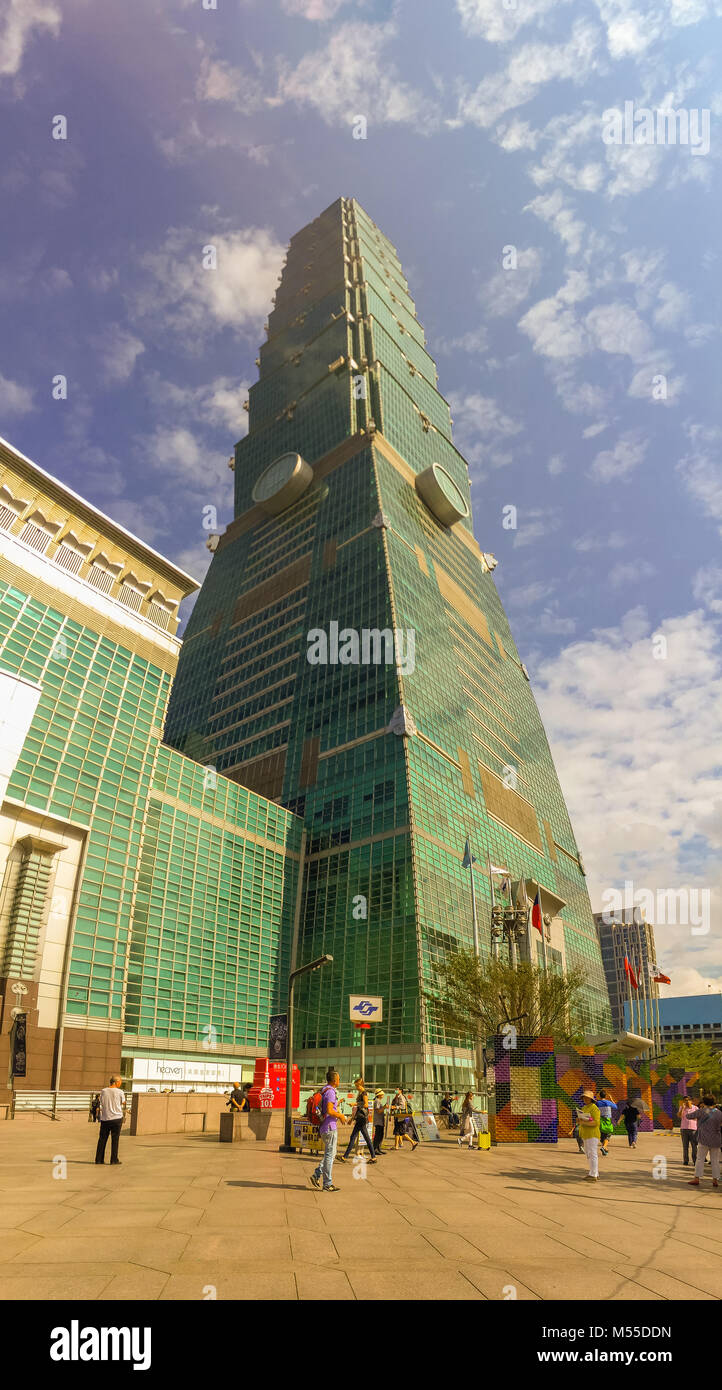 Taipei, Taiwan - le 22 novembre 2015 : la tour Taipei 101, vue de l'avant de la tour, en haut. Banque D'Images