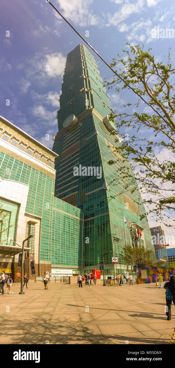 Taipei, Taiwan - le 22 novembre 2015 : la tour Taipei 101, vue de l'avant de la tour, en haut. Banque D'Images