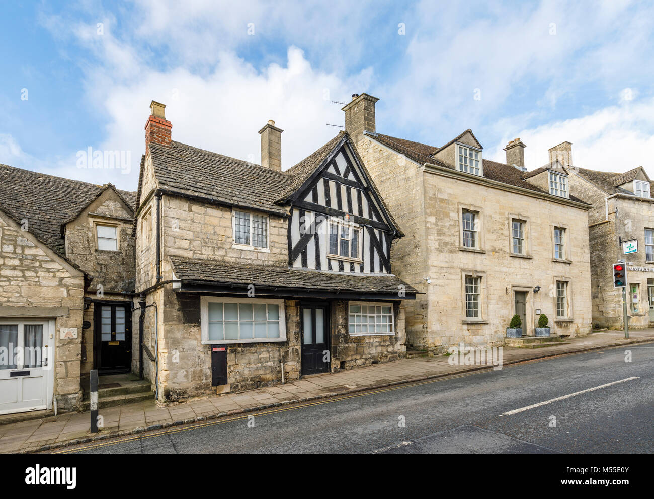 Curiosités : maison à colombages Historique et bâtiments en pierre de Cotswold New Street, Painswick, un village préservé dans les Cotswolds Gloucestershire Banque D'Images