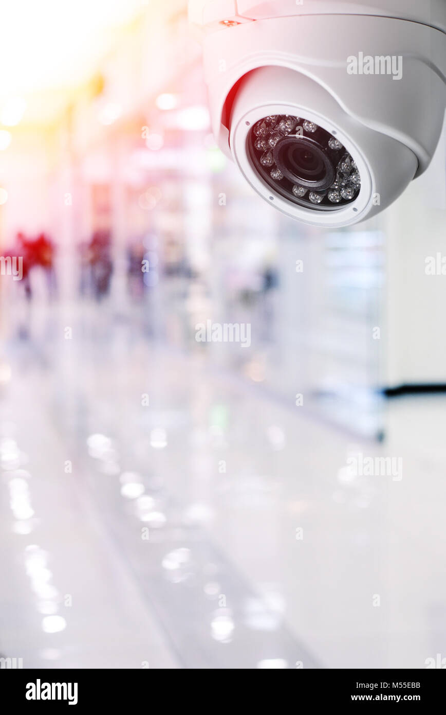 Caméra de surveillance système de sécurité sur un plafond d'un centre  commercial ; arrière-plan flou Photo Stock - Alamy