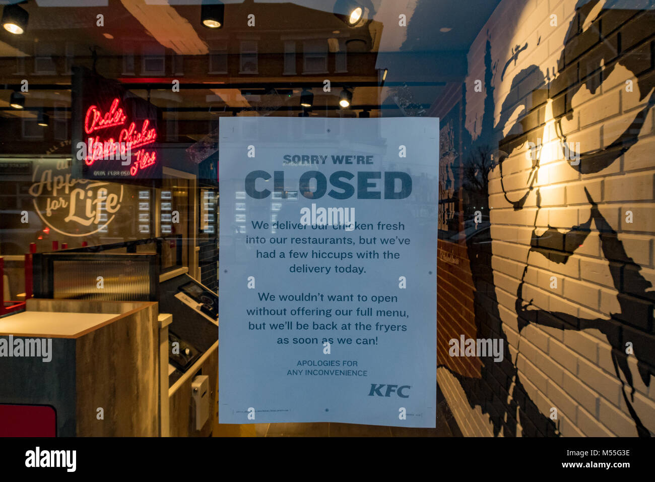 Modèle Earlsfield, Londres, Royaume-Uni 20 février 2018. La majorité des points de vente KFC dans tout le Royaume-Uni et République d'Irlande sont restés fermés aujourd'hui, grâce à une chaîne d'enjeu qui a entraîné une pénurie de poulet. Ce signe dans ce magasin à Londres, modèle Earlsfield n'a donné aucune indication quant au moment où ils se rouvrir. Credit : Milton Cogheil/Alamy Live News Banque D'Images