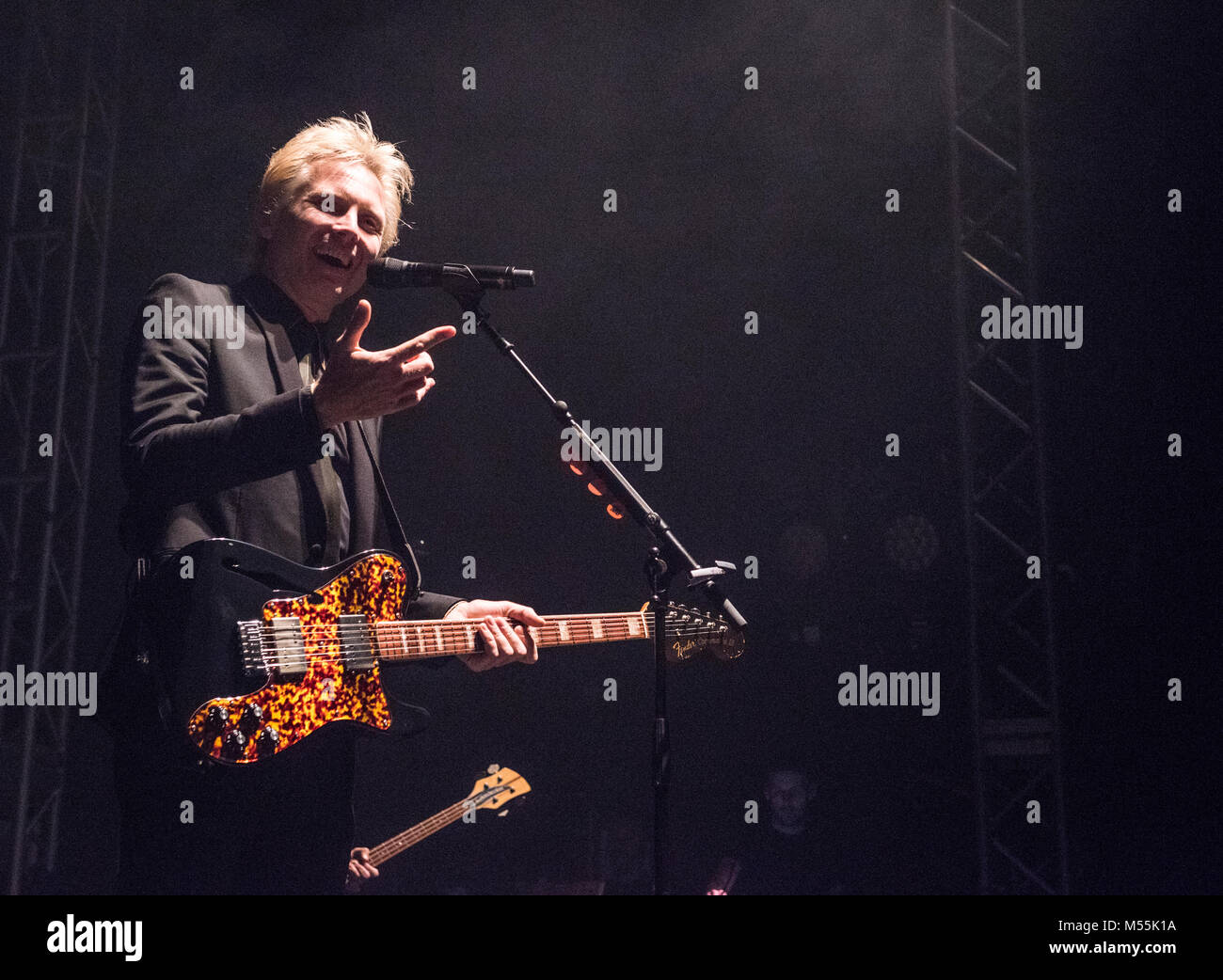 Alex Kapranos (chanteur du groupe Franz Ferdinand) en live. O2 Academy, Leeds, Angleterre 19 février 2018. Banque D'Images