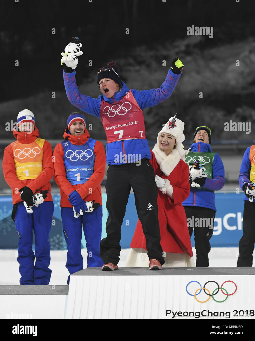 Pyeongchang, Corée du Sud. Feb 20, 2018. Marie Dorin Habert (avant) de l'équipe championne de France célèbre lieu de cérémonie pendant 2x6km femmes 2x7.5km hommes relais mixte biathlon au Jeux Olympiques d'hiver de PyeongChang 2018 au Centre de préparation au biathlon d'Alpensia PyeongChang, Corée du Sud, 20 février 2018. Credit : Wang Haofei/Xinhua/Alamy Live News Banque D'Images