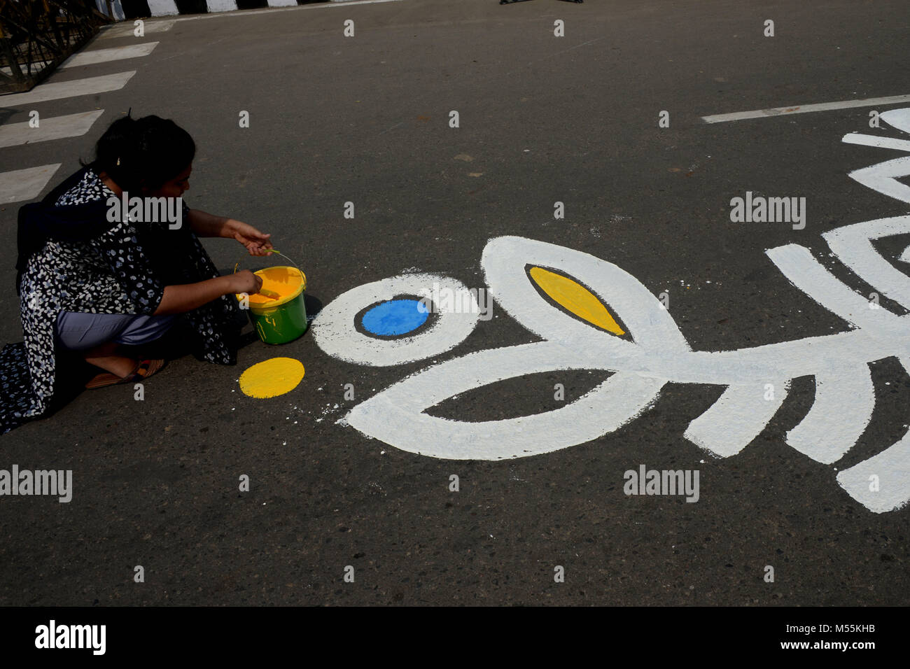 Dhaka. 17 novembre, 1999. Un artiste peint motif floral sur une rue menant au monument national du Bangladesh dans la capitale, Dhaka, le 20 février, 2018 pour la célébration de la Journée internationale de la langue maternelle. Le Bangladesh se prépare à célébrer la Journée internationale de la langue maternelle, le 21 février. Organisation des Nations Unies pour l'éducation, la science et la culture a déclaré le 21 février Journée internationale de la langue maternelle, le 17 novembre 1999 pour honorer le sacrifice suprême de la langue des martyrs. Credit : Salim Reza/Xinhua/Alamy Live News Banque D'Images