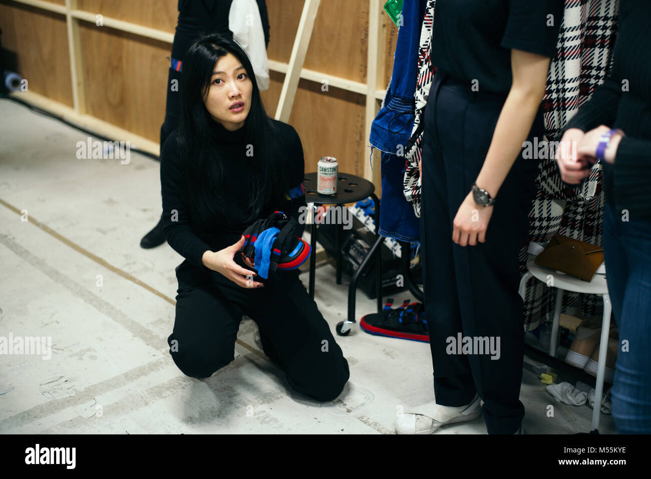 Londres, Royaume-Uni. 20 Février, 2018. London Fashion Week 2018, dans les coulisses et derrière la scène à la Jamie Wei Huang fashion show. Tenue à la BFC, 180 The Strand, cette présentation était une production catwalk comprennent des articles de Jamie's plus récentes créations. Sur la photo, les modèles en cours de préparation par le maquillage et les cheveux le matin avant d'artistes show a commencé. © Simon King/ Alamy Live News Banque D'Images