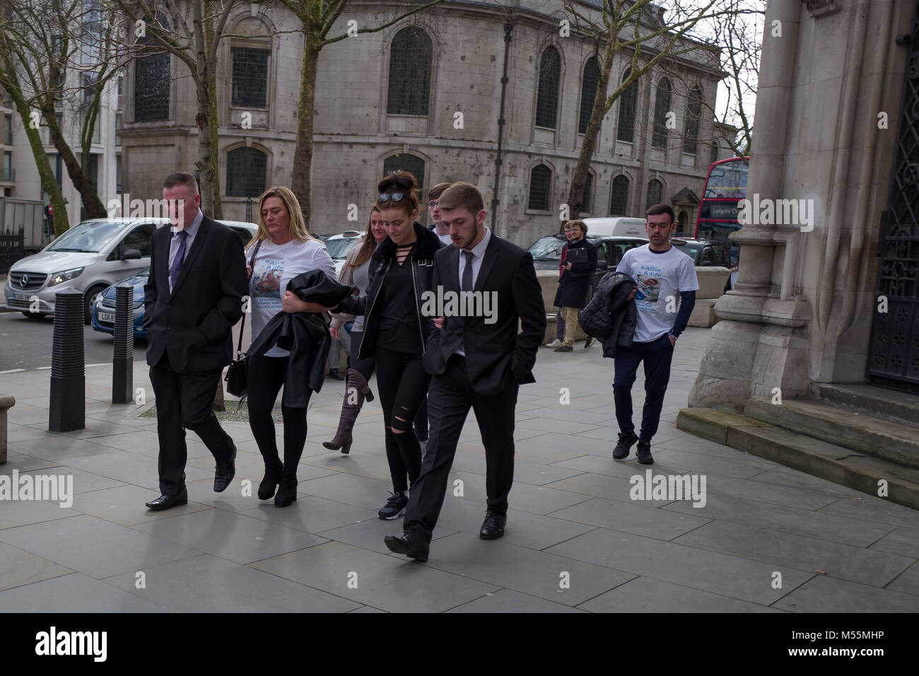 Londres, Royaume-Uni. Feb 20, 2018. Les parents d'Alfie Evans arrive à la Royal Courts of Justice in.Londres. Un juge de la Haute Cour devrait rendre une décision plus tard aujourd'hui, plus.Si un enfant gravement malade doit être maintenue en vie.21-month-old Alfie Evans souffre de crises constantes, et les médecins.n'ont pas été en mesure de diagnostiquer son état. Ses parents Kate et James.Tom Evans sont difficiles des médecins à Alder Hey Children's Hospital de.Liverpool, qui disent l'Alfie's life support devrait prendre fin. crédit : Subvention Vélaires/ZUMA/Alamy Fil Live News Banque D'Images