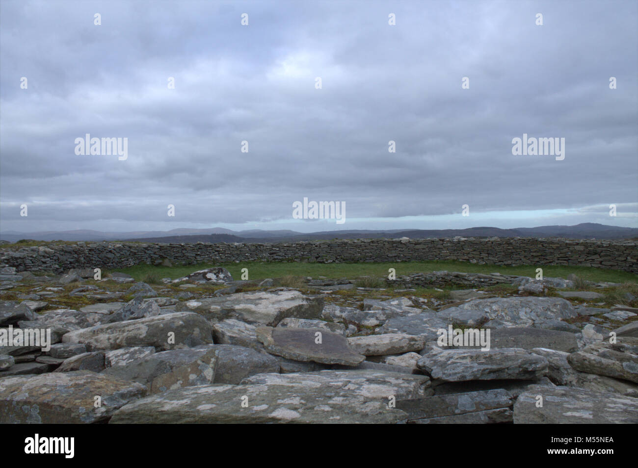 Fort de Pierre, Knockdrum Castletownshend, West Cork, 19 février, 2018. Météo irlandaise : une belle soirée encore après une journée ensoleillée (enfin). À l'échelle d'Knockdrum Fort de Kerry dans le lointain. Banque D'Images