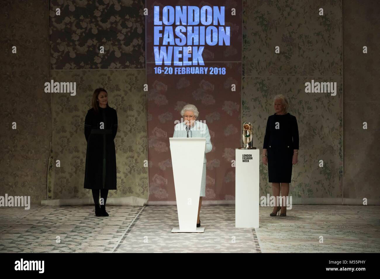 Londres, Royaume-Uni. 20 Février, 2018. Sa Majesté la Reine à Richard Quinn Fashion show lors de la London Fashion Week Février 2018 - automne/hiver 2018. London, UK 20/02/2018 | Le monde d'utilisation : dpa Crédit photo alliance/Alamy Live News Banque D'Images