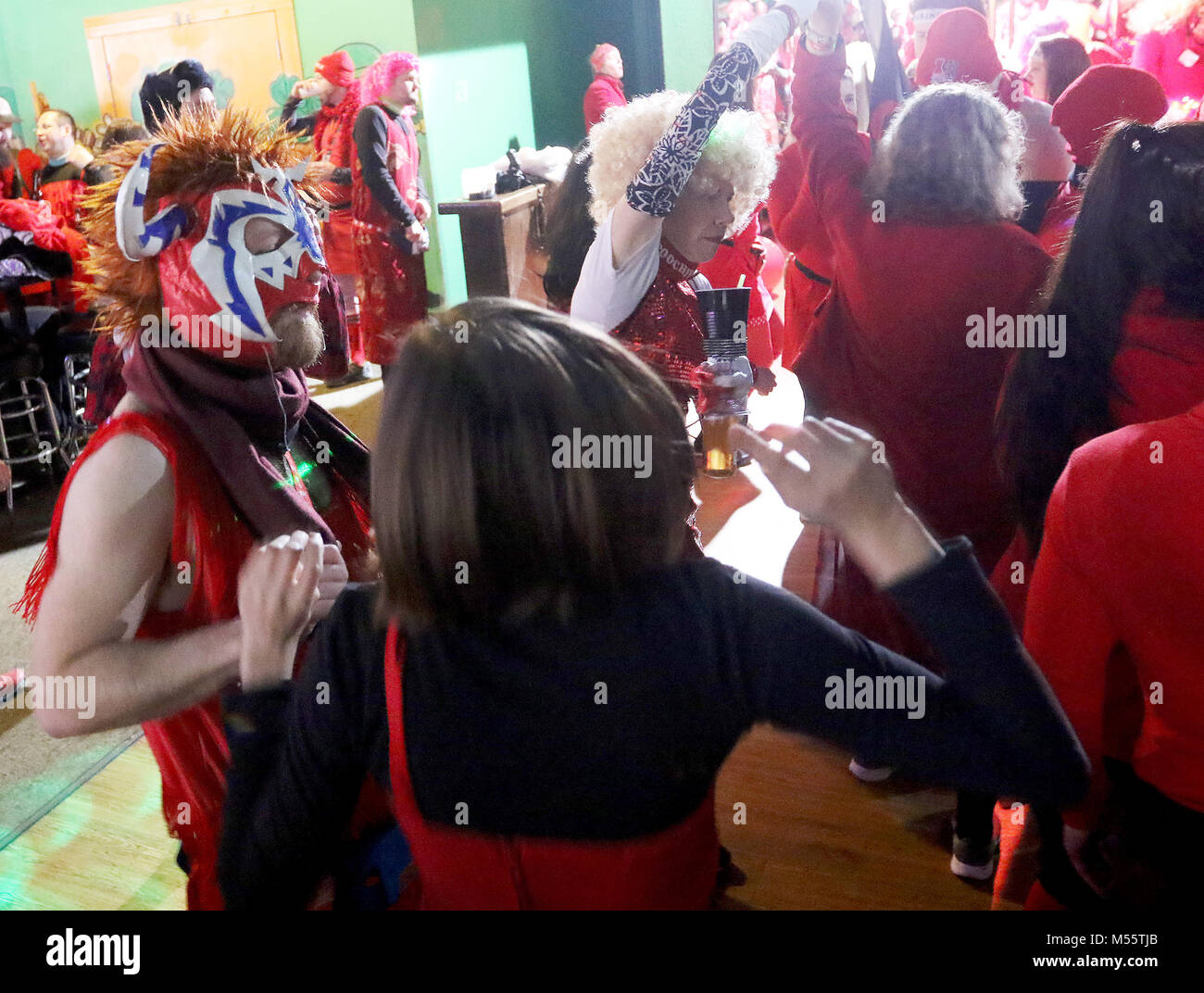 Davenport, Iowa, États-Unis. Feb 17, 2018. Membres de Quad-City Hash House Harriers, le Sale Pirate Chapter, un groupe connu sous le nom d'un 'vans tractés club avec un problème d'exécution'', danse sur le plancher de manigances avant de décoller de leur terme, Samedi, Février 17, 2018, pour la huitième assemblée annuelle robe rouge exécuter une activité de bienfaisance dans la région de Davenport. Crédit : John Schultz/Quad-City Times/ZUMA/Alamy Fil Live News Banque D'Images