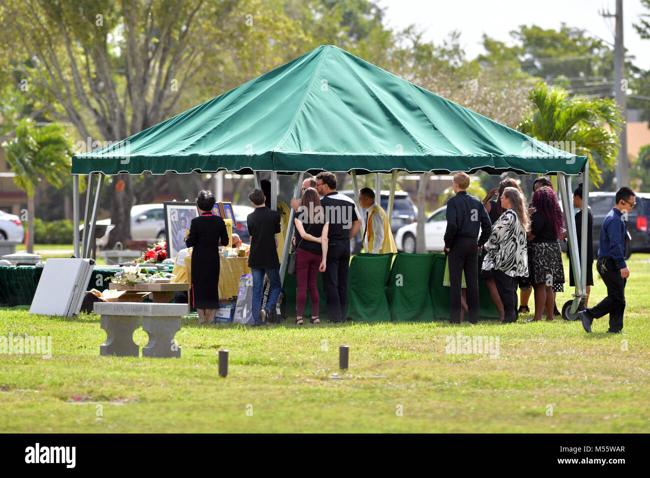 Fort Lauderdale, Floride, USA. 20 Février, 2018. Peter Wang, 15 ans, qui a été parmi les 17 personnes tuées par un homme armé à l'école secondaire Marjory Stoneman Douglas dans un parc, en Floride, a été admis à la classe de 2025 à son rêve, l'école de l'Académie de West Point. Il y avait un service commémoratif pour lui à Kraeer salon funéraire et d'incinération et centre de il a été mis au repos à Bailey Memorial Gardens le 20 février 2018 personnes : Peter Wang Credit : tempêtes Media Group/Alamy Live News Banque D'Images