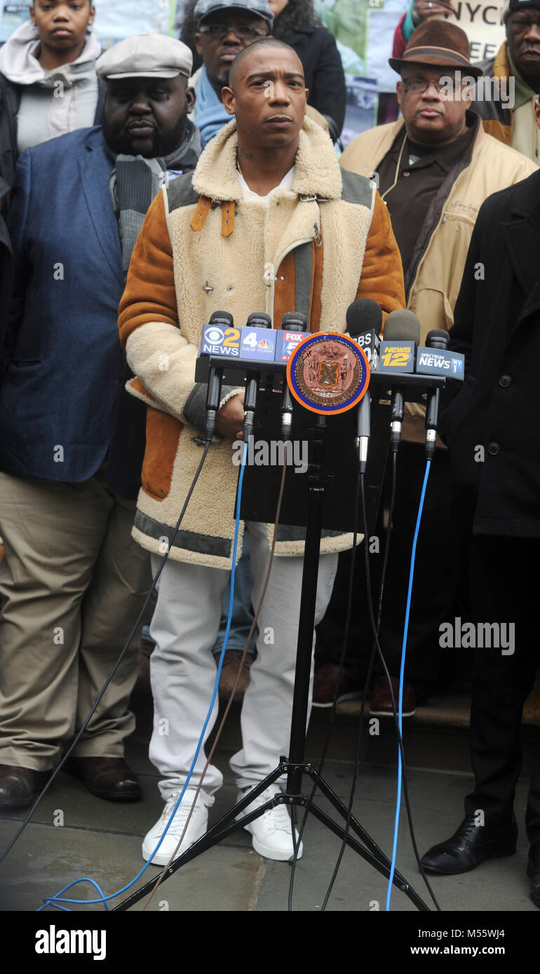 New York, NY, USA. Feb 20, 2018. Le rappeur Ja Rule tient une conférence de presse et un rassemblement avec plusieurs membres du conseil municipal le mardi matin sur les marches de l'Hôtel de ville de New York pour protester contre les conditions de logement de la ville le 20 février 2018. Crédit : Dennis Van Tine/media/Alamy Punch Live News Banque D'Images