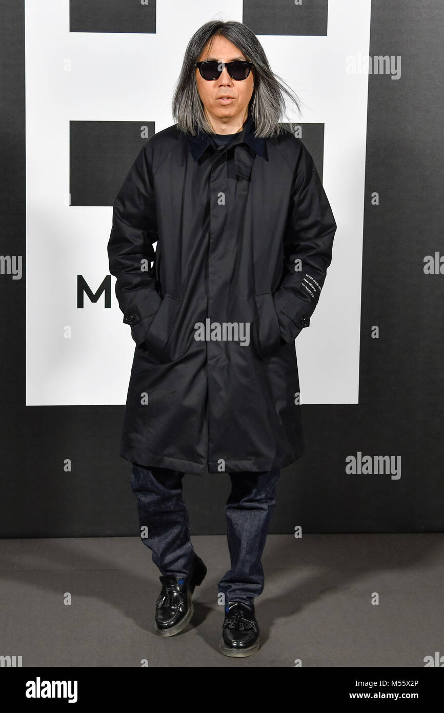 La femme de Milan Fashion Week automne hiver 2019. Milano Moda Donna automne hiver 2019. Arrivees Moncler presente Hiroshi Fujiwara Photo Stock Alamy