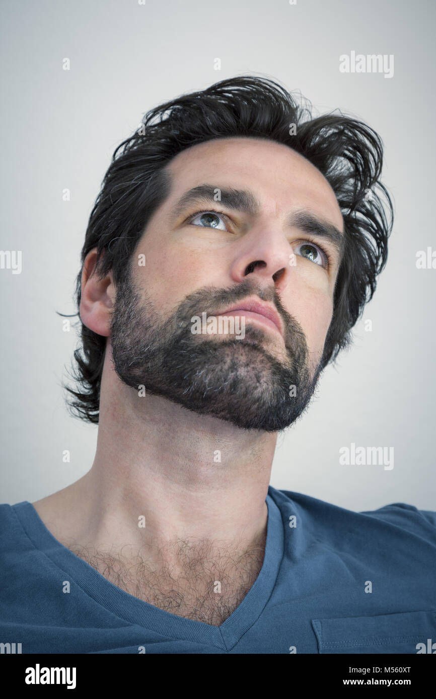 Homme barbu regardant vers le haut Banque D'Images