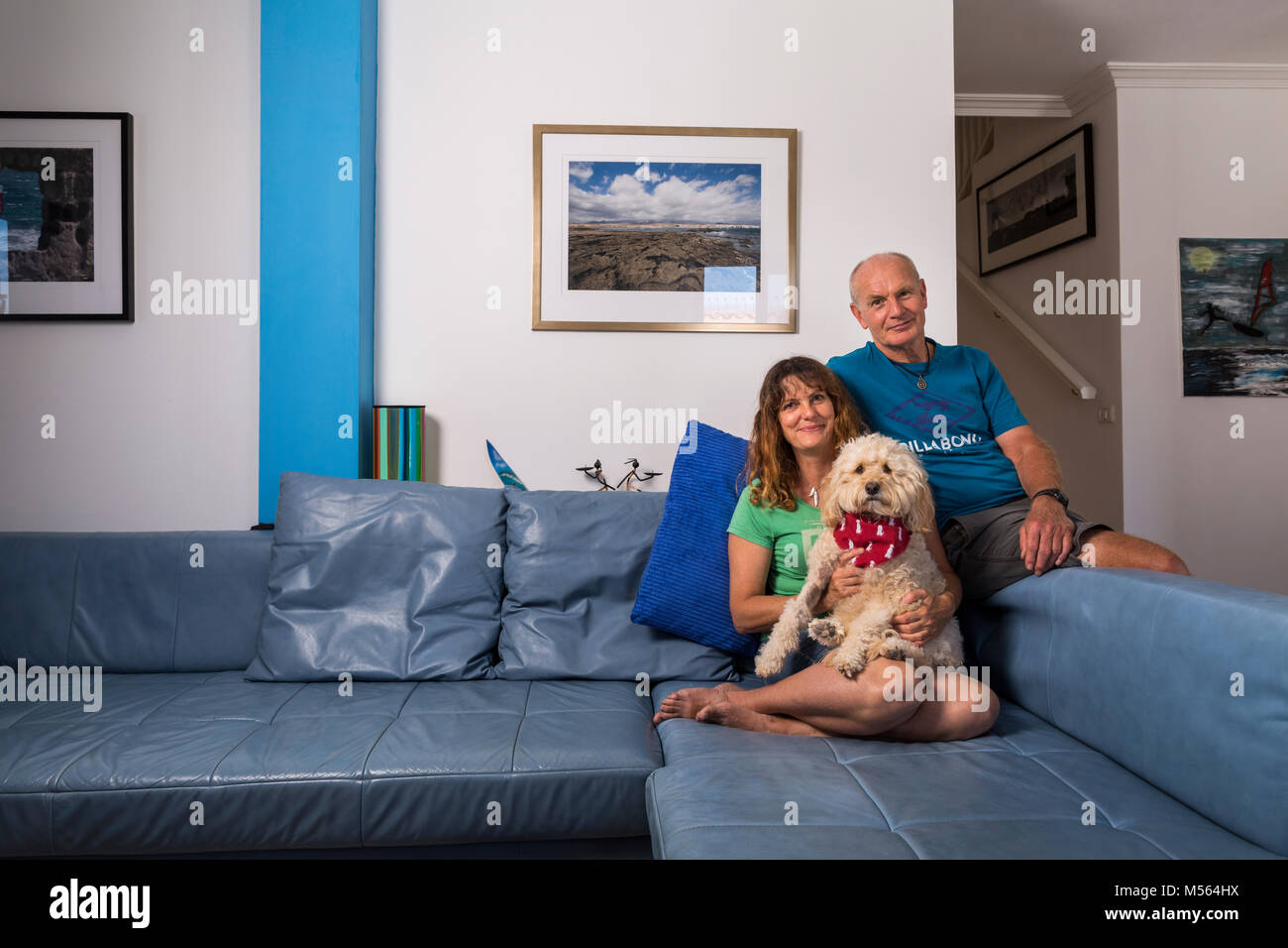 Nikki et Richard Attree avec leur chien Gizmo, billet d'écrivains britanniques vivant à Tenerife, Îles Canaries, Espagne. Banque D'Images